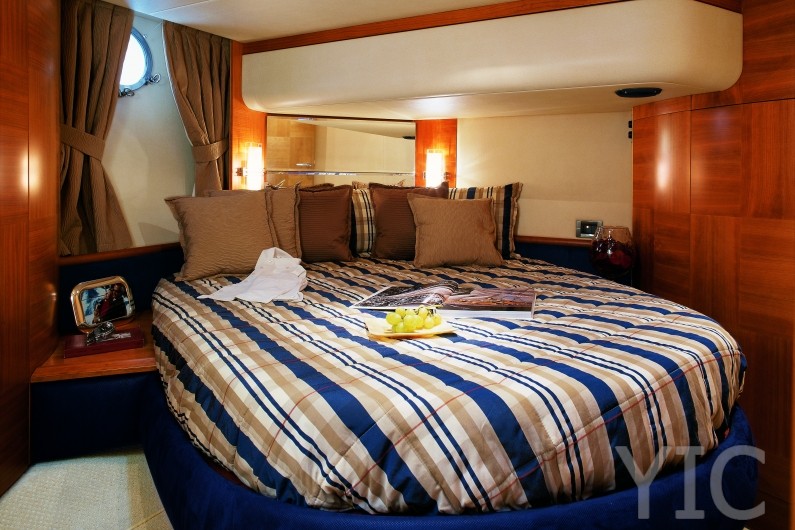 azimut yachts 50 vip cabin
